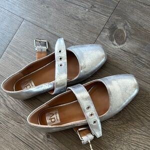 Dolce Vita flats worn once. Super cute just too small for me. Size women’s 5